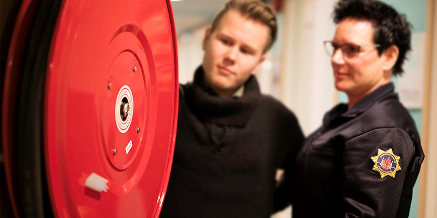 Brandinspektör kontrollerar brandskyddet på ett företag