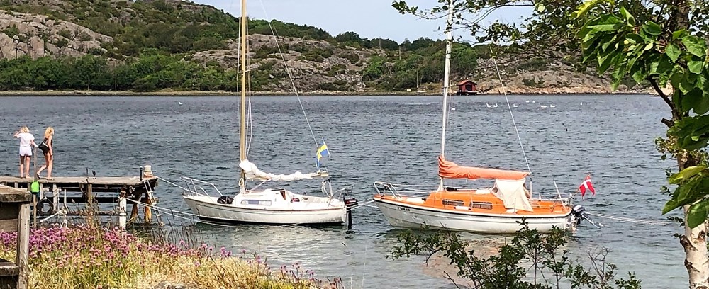 Två segelbåtar som ligger förtöjda vid en brygga